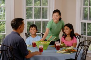 family-eating-at-the-table-619142_1280