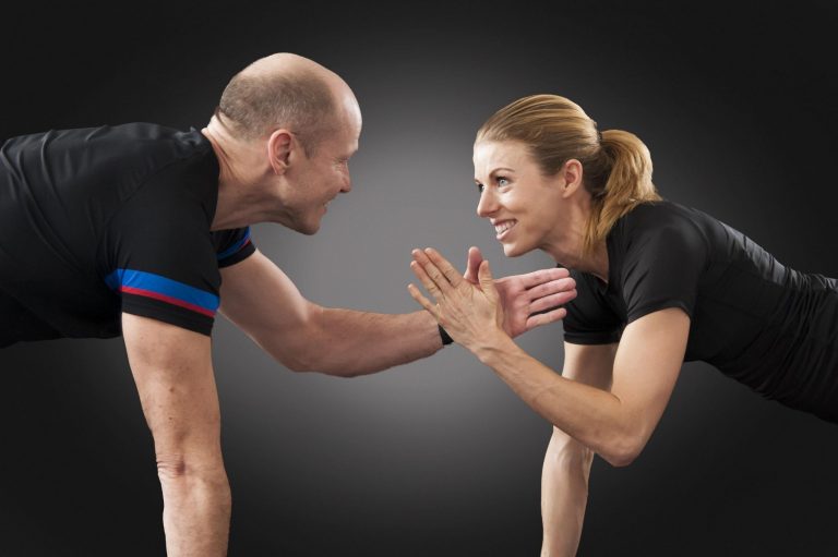 Homem e mulher fazendo exercícios