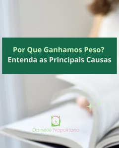 As causas podem ser modificáveis ou não. Nossa programação metabólica, que começa antes mesmo da gestação, a alimentação dos nossos pais, o que consumimos nos primeiros dois anos de vida, a introdução alimentar, e o uso excessivo de medicamentos como antibióticos na infância, podem todos ser gatilhos para o ganho de peso no futuro.