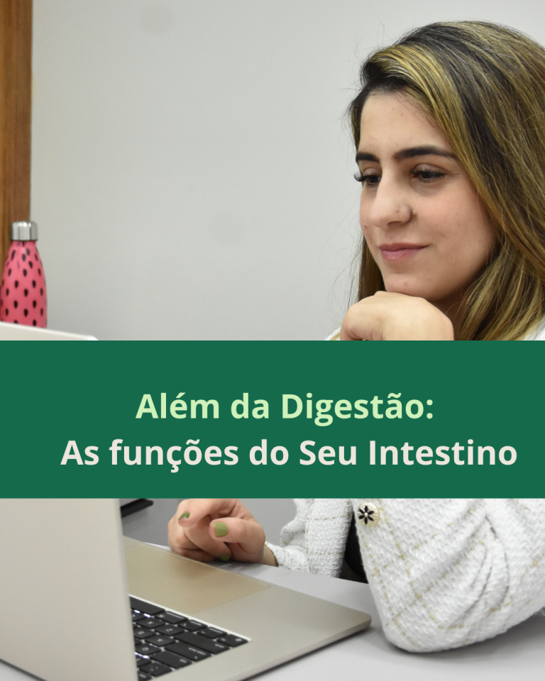 Explorando o Intestino: Muito Além da Digestão Você sabia que o intestino é muito mais do que apenas o local onde a digestão acontece? Embora a digestão e a absorção de nutrientes sejam funções essenciais, o intestino desempenha papéis surpreendentes e vitais que afetam sua saúde geral e bem-estar. Vamos descobrir algumas dessas funções fascinantes! 1. Digestão e Absorção Eficientes A digestão realmente começa na boca, mas é no intestino que os alimentos são transformados em nutrientes absorvíveis. Um intestino saudável é crucial para garantir que o corpo absorva todos os nutrientes necessários. Enzimas digestivas, que dependem do pH, quebram os alimentos em partes menores para que possam ser absorvidos de forma eficiente. 2. Defesa Imunológica Poderosa Seu intestino não é apenas um tubo digestivo; é também uma linha de defesa vital contra patógenos. Alterações na saúde intestinal podem comprometer sua função imunológica, tornando-o mais vulnerável a infecções como rinite e sinusite. O intestino atua como uma barreira, ajudando a proteger seu corpo de doenças. 3. Sincronização com o Humor A conexão entre o intestino e o cérebro é mais forte do que você imagina. O intestino contribui para a produção de neurotransmissores, como o 5-HTP, que regulam o humor e o movimento intestinal. Isso mostra como a saúde mental e a saúde intestinal estão interligadas. 4. Controle do Apetite Você sabia que o intestino também regula a fome e a saciedade? Ele influencia como e quando sentimos fome, afetando diretamente nosso comportamento alimentar e gestão de peso. Manter um intestino saudável pode ajudar a manter esses ciclos em equilíbrio. 5. Detoxificação e Excreção O intestino é fundamental no processo de detoxificação e excreção. Problemas como constipação podem sinalizar que o sistema digestivo está sobrecarregado, afetando a eliminação de toxinas do corpo. O intestino é um órgão multifuncional essencial para a nossa saúde. Além de processar e absorver nutrientes, ele influencia nosso sistema imunológico, saúde mental, apetite e muito mais. Para manter tudo funcionando bem, adote hábitos saudáveis e considere uma consulta com um nutricionista para avaliar sua saúde intestinal. Lembre-se: somos o que comemos e como nosso sistema digestivo opera!