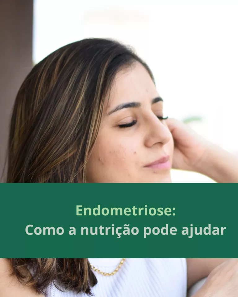 Endometriose e Nutrição: Promovendo Saúde e Qualidade de Vida A endometriose é uma condição crônica que ocorre quando o tecido semelhante ao revestimento do útero (endométrio) se desenvolve fora dele, afetando órgãos como ovários, trompas de falópio, intestinos e bexiga. Essa condição, além de causar dor intensa, pode prejudicar a fertilidade e comprometer a qualidade de vida. Impactos da Endometriose no Corpo Feminino Durante o ciclo menstrual, o tecido endometrial dentro e fora do útero responde aos mesmos estímulos hormonais. Contudo, o tecido fora do útero não tem como ser eliminado do corpo, o que gera inflamações, cistos e aderências que resultam em sintomas como: Dor pélvica severa, especialmente durante a menstruação. Fluxo menstrual intenso e prolongado. Desconforto em atividades como urinar, evacuar ou ter relações sexuais. Dificuldade para engravidar. Como a Nutrição Pode Auxiliar no Controle da Endometriose A alimentação desempenha um papel importante no controle da inflamação e no alívio dos sintomas. A seguir, algumas abordagens nutricionais que podem fazer a diferença: Antioxidantes para Combater a Inflamação: Aposte em frutas vermelhas, vegetais verde-escuros e oleaginosas para reduzir o estresse oxidativo. Moderação no Consumo de Carne Vermelha: Evitar o excesso pode minimizar o impacto de substâncias pró-inflamatórias. Fibras e Saúde Intestinal: Alimentos como aveia, chia e linhaça promovem o equilíbrio hormonal ao favorecer um intestino saudável. Temperos Naturais Anti-inflamatórios: Inclua cúrcuma, gengibre e sálvia na rotina alimentar. Evite Excesso de Açúcares e Cafeína: Reduzir alimentos refinados e bebidas estimulantes ajuda no equilíbrio hormonal. Cereais Integrais: Contribuem para uma dieta rica em fibras e nutrientes, essenciais para a saúde geral. A Nutrição Funcional no Tratamento da Endometriose O acompanhamento nutricional funcional se concentra nas necessidades individuais, buscando identificar sensibilidades alimentares e padrões que intensifiquem a inflamação. Um plano alimentar personalizado pode: Reduzir a dor e outros sintomas. Promover o equilíbrio hormonal. Melhorar a qualidade de vida no dia a dia. Atendimento Personalizado Como nutricionista clínica e funcional, atendo presencialmente em Guarulhos e online, oferecendo estratégias específicas para cada paciente. Meu objetivo é ajudar mulheres com endometriose a adotarem hábitos que contribuam para sua saúde e bem-estar. Quer saber mais sobre como a nutrição pode transformar sua vida? Agende uma consulta e descubra o impacto positivo de um acompanhamento nutricional personalizado.