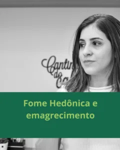Fome Hedônica: O Que É e Como Ela Impacta Seu Emagrecimento A fome hedônica é um fator importante para quem busca perder peso e manter um estilo de vida saudável. Essa fome está relacionada ao desejo de consumir alimentos saborosos, mesmo sem necessidade física, sendo motivada por questões emocionais ou pela busca de prazer imediato. Como a Fome Hedônica Funciona? O processo ocorre no hipotálamo, parte do cérebro responsável pelo sistema de recompensa. Alimentos ricos em carboidratos e gorduras estimulam a liberação de dopamina, neurotransmissor que gera sensações de prazer e relaxamento. Porém, em pessoas com sobrepeso, a liberação de dopamina pode ser reduzida, levando à necessidade de consumir maiores quantidades para atingir a mesma sensação de bem-estar. Esse ciclo está intimamente ligado à disbiose intestinal (desequilíbrio da microbiota). Quanto maior o desequilíbrio, maior a propensão à fome hedônica e ao consumo de alimentos ultraprocessados. Como Controlar a Fome Hedônica e Facilitar o Emagrecimento Controlar a fome hedônica é possível com mudanças estratégicas na alimentação e no estilo de vida. Confira algumas dicas: Cuide da Saúde Intestinal: Trabalhe na modulação da microbiota e reduza a inflamação subclínica, frequente em pessoas com excesso de gordura corporal. Isso melhora a produção de dopamina e reduz o apetite emocional. Evite Ultraprocessados: Diminua o consumo de alimentos ricos em frutose industrial e outros ingredientes artificiais que prejudicam a saciedade. Ajuste Carboidratos e Gorduras Saudáveis: Uma dieta equilibrada, com a quantidade certa de carboidratos e gorduras boas, ajuda no controle da fome e melhora a sensação de saciedade, sem comprometer a liberação de dopamina. Procure Ajuda Especializada Se você luta contra a fome emocional e deseja alcançar seus objetivos de emagrecimento, um acompanhamento nutricional pode ser o diferencial para sua saúde e bem-estar. Nutricionista Danielle Napolitano Especialista em Emagrecimento Avançado | Nutrição Clínica, Esportiva e Funcional 📍 Atendimentos em Guarulhos (Vila Galvão) 💻 Consultas online para todo o Brasil 📅 Agende agora sua consulta e comece a transformar sua relação com a comida! Oferecemos programas personalizados de acompanhamento nutricional, incluindo bioimpedância, suporte via WhatsApp e estratégias adaptadas às suas necessidades.