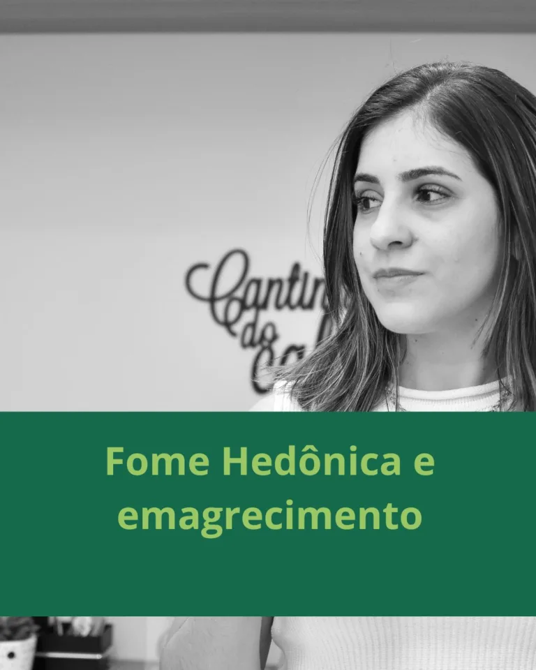Fome Hedônica: O Que É e Como Ela Impacta Seu Emagrecimento A fome hedônica é um fator importante para quem busca perder peso e manter um estilo de vida saudável. Essa fome está relacionada ao desejo de consumir alimentos saborosos, mesmo sem necessidade física, sendo motivada por questões emocionais ou pela busca de prazer imediato. Como a Fome Hedônica Funciona? O processo ocorre no hipotálamo, parte do cérebro responsável pelo sistema de recompensa. Alimentos ricos em carboidratos e gorduras estimulam a liberação de dopamina, neurotransmissor que gera sensações de prazer e relaxamento. Porém, em pessoas com sobrepeso, a liberação de dopamina pode ser reduzida, levando à necessidade de consumir maiores quantidades para atingir a mesma sensação de bem-estar. Esse ciclo está intimamente ligado à disbiose intestinal (desequilíbrio da microbiota). Quanto maior o desequilíbrio, maior a propensão à fome hedônica e ao consumo de alimentos ultraprocessados. Como Controlar a Fome Hedônica e Facilitar o Emagrecimento Controlar a fome hedônica é possível com mudanças estratégicas na alimentação e no estilo de vida. Confira algumas dicas: Cuide da Saúde Intestinal: Trabalhe na modulação da microbiota e reduza a inflamação subclínica, frequente em pessoas com excesso de gordura corporal. Isso melhora a produção de dopamina e reduz o apetite emocional. Evite Ultraprocessados: Diminua o consumo de alimentos ricos em frutose industrial e outros ingredientes artificiais que prejudicam a saciedade. Ajuste Carboidratos e Gorduras Saudáveis: Uma dieta equilibrada, com a quantidade certa de carboidratos e gorduras boas, ajuda no controle da fome e melhora a sensação de saciedade, sem comprometer a liberação de dopamina. Procure Ajuda Especializada Se você luta contra a fome emocional e deseja alcançar seus objetivos de emagrecimento, um acompanhamento nutricional pode ser o diferencial para sua saúde e bem-estar. Nutricionista Danielle Napolitano Especialista em Emagrecimento Avançado | Nutrição Clínica, Esportiva e Funcional 📍 Atendimentos em Guarulhos (Vila Galvão) 💻 Consultas online para todo o Brasil 📅 Agende agora sua consulta e comece a transformar sua relação com a comida! Oferecemos programas personalizados de acompanhamento nutricional, incluindo bioimpedância, suporte via WhatsApp e estratégias adaptadas às suas necessidades.