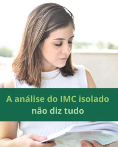 Nova Classificação da Obesidade: Por Que o IMC Não Diz Tudo? A classificação da obesidade está mudando! Recentemente, a revista científica The Lancet apresentou uma nova abordagem que vai além do IMC (Índice de Massa Corporal). Embora o IMC seja um indicativo de excesso de peso, ele isoladamente não fornece uma visão completa da composição corporal e dos riscos à saúde. Por que o IMC isolado não é suficiente? O IMC é calculado com base no peso e altura, mas não diferencia a distribuição de gordura corporal nem os impactos que ela pode ter no organismo. A nova classificação da obesidade sugere que a avaliação seja mais ampla, incluindo: ✔ Cálculo do IMC; ✔ Análise da composição corporal, como a bioimpedância; ✔ Identificação de sinais e sintomas clínicos relacionados ao excesso de gordura. Obesidade Clínica x Obesidade Pré-Clínica A nova abordagem propõe diferenciar dois estágios: 🔹 Obesidade Pré-Clínica: Excesso de gordura corporal sem manifestações clínicas, mas com risco elevado para doenças crônicas futuras. 🔹 Obesidade Clínica: Caracterizada como uma doença sistêmica crônica, já com disfunções metabólicas, cardiovasculares e estruturais. Essa distinção ajuda a compreender melhor o impacto do excesso de gordura no organismo e reforça a importância de um acompanhamento nutricional adequado. Como avaliar corretamente a obesidade? Para uma avaliação mais precisa da composição corporal, busque um nutricionista qualificado. Nos atendimentos presenciais, utilizamos a bioimpedância Tanita para uma análise detalhada. 📍 Atendimentos presenciais em Guarulhos (Vila Galvão) 💻 Atendimento online para todo o Brasil 📅 Agende sua consulta e dê o primeiro passo para uma saúde melhor! Programas de Acompanhamento Nutricional Nossos programas são personalizados para diferentes objetivos: ✔ Emagrecimento saudável ✔ Ganho de massa muscular ✔ Condições específicas, como Síndrome dos Ovários Policísticos (SOP) Ter um acompanhamento profissional faz toda a diferença para conquistar seus objetivos com segurança e eficiência. Vamos juntos nessa jornada? Nutricionista Danielle Napolitano – Sua saúde em primeiro lugar!