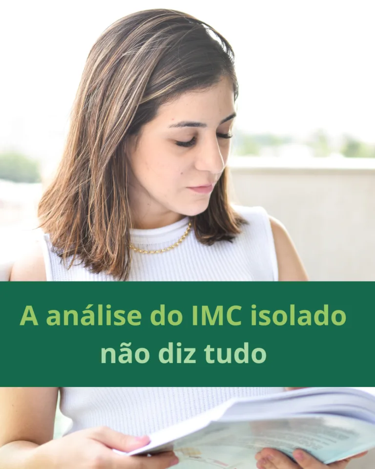 Nova Classificação da Obesidade: Por Que o IMC Não Diz Tudo? A classificação da obesidade está mudando! Recentemente, a revista científica The Lancet apresentou uma nova abordagem que vai além do IMC (Índice de Massa Corporal). Embora o IMC seja um indicativo de excesso de peso, ele isoladamente não fornece uma visão completa da composição corporal e dos riscos à saúde. Por que o IMC isolado não é suficiente? O IMC é calculado com base no peso e altura, mas não diferencia a distribuição de gordura corporal nem os impactos que ela pode ter no organismo. A nova classificação da obesidade sugere que a avaliação seja mais ampla, incluindo: ✔ Cálculo do IMC; ✔ Análise da composição corporal, como a bioimpedância; ✔ Identificação de sinais e sintomas clínicos relacionados ao excesso de gordura. Obesidade Clínica x Obesidade Pré-Clínica A nova abordagem propõe diferenciar dois estágios: 🔹 Obesidade Pré-Clínica: Excesso de gordura corporal sem manifestações clínicas, mas com risco elevado para doenças crônicas futuras. 🔹 Obesidade Clínica: Caracterizada como uma doença sistêmica crônica, já com disfunções metabólicas, cardiovasculares e estruturais. Essa distinção ajuda a compreender melhor o impacto do excesso de gordura no organismo e reforça a importância de um acompanhamento nutricional adequado. Como avaliar corretamente a obesidade? Para uma avaliação mais precisa da composição corporal, busque um nutricionista qualificado. Nos atendimentos presenciais, utilizamos a bioimpedância Tanita para uma análise detalhada. 📍 Atendimentos presenciais em Guarulhos (Vila Galvão) 💻 Atendimento online para todo o Brasil 📅 Agende sua consulta e dê o primeiro passo para uma saúde melhor! Programas de Acompanhamento Nutricional Nossos programas são personalizados para diferentes objetivos: ✔ Emagrecimento saudável ✔ Ganho de massa muscular ✔ Condições específicas, como Síndrome dos Ovários Policísticos (SOP) Ter um acompanhamento profissional faz toda a diferença para conquistar seus objetivos com segurança e eficiência. Vamos juntos nessa jornada? Nutricionista Danielle Napolitano – Sua saúde em primeiro lugar!