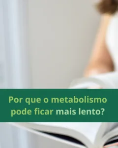 Por que o metabolismo fica mais lento durante o emagrecimento? Se você está em processo de emagrecimento e percebeu que está cada vez mais difícil perder peso, saiba que isso é algo comum. Conforme emagrecemos, o corpo passa por adaptações que podem desacelerar o metabolismo, tornando o processo de perda de peso mais desafiador. Como o metabolismo se adapta durante o emagrecimento? Redução do gasto energético: Quando perdemos peso, o corpo passa a gastar menos energia para realizar as funções básicas, como respirar e manter os órgãos funcionando. Esse ajuste é conhecido como adaptação metabólica e é um dos principais motivos para a diminuição do ritmo do emagrecimento. Aumento do apetite: Estudos mostram que, para cada quilo perdido, o apetite pode aumentar em cerca de 100 calorias por dia. Esse é um mecanismo natural do corpo para tentar recuperar o peso perdido. Perda de massa muscular: A massa muscular é fundamental para manter o metabolismo acelerado, pois o músculo consome mais energia do que a gordura. Durante o emagrecimento, se não houver uma estratégia adequada para preservar a massa magra, o metabolismo pode desacelerar ainda mais. Necessidade de ajustar o déficit calórico: No início da jornada de emagrecimento, um certo déficit calórico pode ser suficiente para perder peso. No entanto, conforme o metabolismo se adapta, pode ser necessário ajustar esse déficit para continuar obtendo resultados. Como manter o metabolismo ativo durante o emagrecimento? Para evitar que o metabolismo desacelere, é essencial adotar estratégias nutricionais adequadas e personalizadas. Algumas dicas importantes incluem: Preservar a massa muscular com o consumo adequado de proteínas e a prática de exercícios de resistência; Variar o plano alimentar ao longo do processo para evitar adaptações do corpo; Evitar restrições prolongadas, que podem prejudicar o metabolismo e dificultar a manutenção dos resultados. Emagrecimento saudável e personalizado em Guarulhos Se você busca um emagrecimento eficaz, saudável e sem sofrimento, o acompanhamento nutricional é fundamental. Como nutricionista em Guarulhos, ofereço consultas presenciais na Vila Galvão e também atendimento online, para sua comodidade. Nos atendimentos presenciais, utilizamos a bioimpedância Tanita para uma análise detalhada da sua composição corporal. Além disso, você pode participar dos nossos Programas de Acompanhamento Nutricional, voltados para: Emagrecimento saudável e sustentável; Ganho de massa muscular; Condições específicas, como a Síndrome dos Ovários Policísticos (SOP). Agende sua consulta e comece sua transformação com acompanhamento profissional e personalizado! Nutricionista Danielle Napolitano - Consultório em Guarulhos (Vila Galvão) e atendimento online.