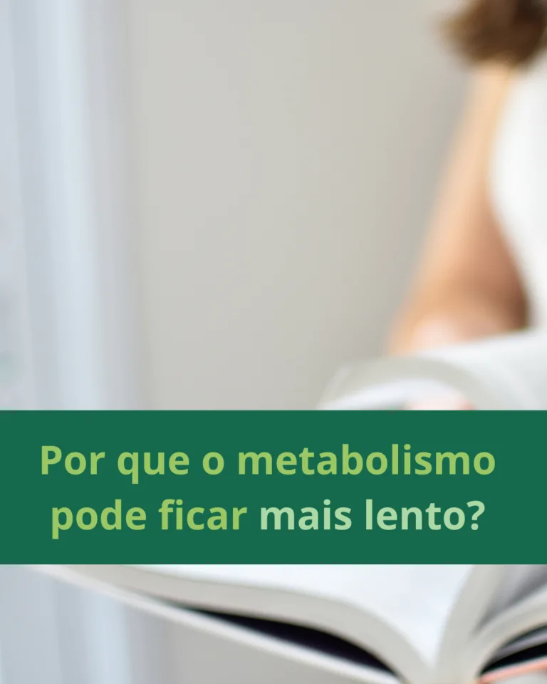 Por que o metabolismo fica mais lento durante o emagrecimento? Se você está em processo de emagrecimento e percebeu que está cada vez mais difícil perder peso, saiba que isso é algo comum. Conforme emagrecemos, o corpo passa por adaptações que podem desacelerar o metabolismo, tornando o processo de perda de peso mais desafiador. Como o metabolismo se adapta durante o emagrecimento? Redução do gasto energético: Quando perdemos peso, o corpo passa a gastar menos energia para realizar as funções básicas, como respirar e manter os órgãos funcionando. Esse ajuste é conhecido como adaptação metabólica e é um dos principais motivos para a diminuição do ritmo do emagrecimento. Aumento do apetite: Estudos mostram que, para cada quilo perdido, o apetite pode aumentar em cerca de 100 calorias por dia. Esse é um mecanismo natural do corpo para tentar recuperar o peso perdido. Perda de massa muscular: A massa muscular é fundamental para manter o metabolismo acelerado, pois o músculo consome mais energia do que a gordura. Durante o emagrecimento, se não houver uma estratégia adequada para preservar a massa magra, o metabolismo pode desacelerar ainda mais. Necessidade de ajustar o déficit calórico: No início da jornada de emagrecimento, um certo déficit calórico pode ser suficiente para perder peso. No entanto, conforme o metabolismo se adapta, pode ser necessário ajustar esse déficit para continuar obtendo resultados. Como manter o metabolismo ativo durante o emagrecimento? Para evitar que o metabolismo desacelere, é essencial adotar estratégias nutricionais adequadas e personalizadas. Algumas dicas importantes incluem: Preservar a massa muscular com o consumo adequado de proteínas e a prática de exercícios de resistência; Variar o plano alimentar ao longo do processo para evitar adaptações do corpo; Evitar restrições prolongadas, que podem prejudicar o metabolismo e dificultar a manutenção dos resultados. Emagrecimento saudável e personalizado em Guarulhos Se você busca um emagrecimento eficaz, saudável e sem sofrimento, o acompanhamento nutricional é fundamental. Como nutricionista em Guarulhos, ofereço consultas presenciais na Vila Galvão e também atendimento online, para sua comodidade. Nos atendimentos presenciais, utilizamos a bioimpedância Tanita para uma análise detalhada da sua composição corporal. Além disso, você pode participar dos nossos Programas de Acompanhamento Nutricional, voltados para: Emagrecimento saudável e sustentável; Ganho de massa muscular; Condições específicas, como a Síndrome dos Ovários Policísticos (SOP). Agende sua consulta e comece sua transformação com acompanhamento profissional e personalizado! Nutricionista Danielle Napolitano - Consultório em Guarulhos (Vila Galvão) e atendimento online.