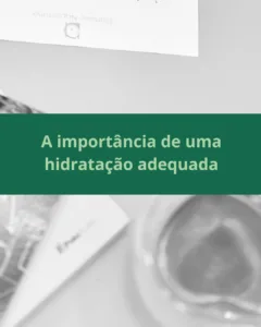 Passar dos 40 anos traz mudanças significativas no corpo da mulher, especialmente no metabolismo e na distribuição de gordura. Se você está lutando contra a balança, percebe que os métodos antigos já não funcionam e sente que ganhar músculos está mais difícil, saiba que isso tem explicação – e, principalmente, tem solução! Neste guia, você vai entender: ✔ Por que emagrecer depois dos 40 é mais desafiador (hormônios, metabolismo e estilo de vida). ✔ Onde a gordura se acumula e por que ela é mais perigosa (riscos da gordura visceral). ✔ Estratégias comprovadas para acelerar o metabolismo, reduzir inflamação e conquistar um corpo mais saudável. Por Que o Corpo Muda Após os 40? Antes mesmo da menopausa, a perimenopausa (fase de transição hormonal) começa a alterar o equilíbrio do corpo: 🔻 Queda de estrogênio e progesterona → mais gordura abdominal. 🔻 Redução de testosterona → menos massa muscular e metabolismo lento. 🔻 Aumento do cortisol (hormônio do estresse) → mais acúmulo de gordura e dificuldade para dormir. Resultado? A gordura que antes ia para os quadris e coxas migra para a barriga, tornando-se mais profunda e inflamatória. Além disso, a tireoide pode ficar mais lenta, e as células queimam menos energia. Como Emagrecer de Forma Eficaz Após os 40? Não adianta fazer dietas radicais ou exagerar no cardio. O segredo está em estratégias inteligentes e personalizadas: ✅ Alimentação Anti-Inflamatória Dieta mediterrânea (peixes, azeite, castanhas, vegetais coloridos). Fitoestrógenos (linhaça, gergelim) para equilibrar hormônios. Evitar açúcar e alimentos ultraprocessados. ✅ Treino Focado Musculação e Pilates (preservam músculos e aceleram metabolismo). Cardio moderado (caminhadas rápidas, sem exageros que aumentem o cortisol). ✅ Controle do Estresse e Sono Dormir bem regula cortisol e grelina (hormônio da fome). Meditação e respiração ajudam a reduzir ansiedade e compulsão alimentar. ✅ Suplementação Estratégica (Com Acompanhamento) Vitamina D, magnésio e ômega-3 são aliados poderosos. Conclusão: Você Pode (e Deve!) Ter Resultados! Cada mulher é única, e o que funciona para uma pode não ser ideal para outra. Por isso, o acompanhamento nutricional personalizado é essencial para ajustar dieta, suplementos e estilo de vida ao seu corpo e rotina. 💡 Quer emagrecer com saúde depois dos 40? 📅 Agende sua consulta presencial (Guarulhos - Vila Galvão) ou online! 👉 Nutricionista Danielle Napolitano 📞 CRN-3: 41438 📍 Atendimento em Guarulhos e Online Transforme seu corpo e sinta-se melhor do que nunca – mesmo após os 40! Estas informações são gerais baseadas em evidências, mas você é única. Não se suplemente sozinha, consulte um nutricionista.