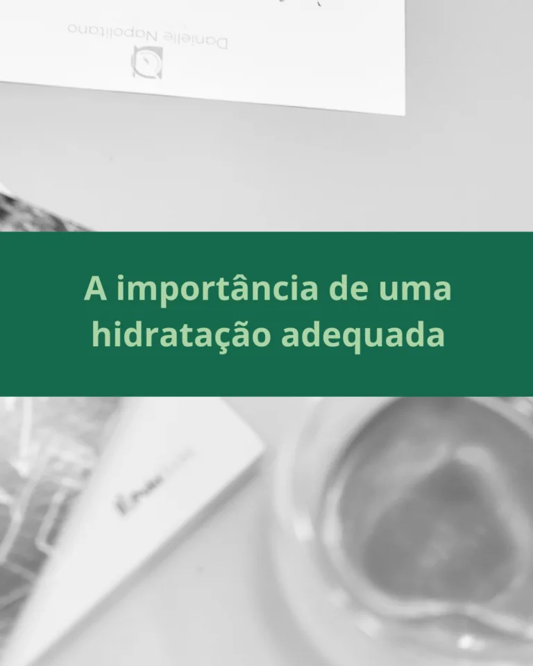Passar dos 40 anos traz mudanças significativas no corpo da mulher, especialmente no metabolismo e na distribuição de gordura. Se você está lutando contra a balança, percebe que os métodos antigos já não funcionam e sente que ganhar músculos está mais difícil, saiba que isso tem explicação – e, principalmente, tem solução! Neste guia, você vai entender: ✔ Por que emagrecer depois dos 40 é mais desafiador (hormônios, metabolismo e estilo de vida). ✔ Onde a gordura se acumula e por que ela é mais perigosa (riscos da gordura visceral). ✔ Estratégias comprovadas para acelerar o metabolismo, reduzir inflamação e conquistar um corpo mais saudável. Por Que o Corpo Muda Após os 40? Antes mesmo da menopausa, a perimenopausa (fase de transição hormonal) começa a alterar o equilíbrio do corpo: 🔻 Queda de estrogênio e progesterona → mais gordura abdominal. 🔻 Redução de testosterona → menos massa muscular e metabolismo lento. 🔻 Aumento do cortisol (hormônio do estresse) → mais acúmulo de gordura e dificuldade para dormir. Resultado? A gordura que antes ia para os quadris e coxas migra para a barriga, tornando-se mais profunda e inflamatória. Além disso, a tireoide pode ficar mais lenta, e as células queimam menos energia. Como Emagrecer de Forma Eficaz Após os 40? Não adianta fazer dietas radicais ou exagerar no cardio. O segredo está em estratégias inteligentes e personalizadas: ✅ Alimentação Anti-Inflamatória Dieta mediterrânea (peixes, azeite, castanhas, vegetais coloridos). Fitoestrógenos (linhaça, gergelim) para equilibrar hormônios. Evitar açúcar e alimentos ultraprocessados. ✅ Treino Focado Musculação e Pilates (preservam músculos e aceleram metabolismo). Cardio moderado (caminhadas rápidas, sem exageros que aumentem o cortisol). ✅ Controle do Estresse e Sono Dormir bem regula cortisol e grelina (hormônio da fome). Meditação e respiração ajudam a reduzir ansiedade e compulsão alimentar. ✅ Suplementação Estratégica (Com Acompanhamento) Vitamina D, magnésio e ômega-3 são aliados poderosos. Conclusão: Você Pode (e Deve!) Ter Resultados! Cada mulher é única, e o que funciona para uma pode não ser ideal para outra. Por isso, o acompanhamento nutricional personalizado é essencial para ajustar dieta, suplementos e estilo de vida ao seu corpo e rotina. 💡 Quer emagrecer com saúde depois dos 40? 📅 Agende sua consulta presencial (Guarulhos - Vila Galvão) ou online! 👉 Nutricionista Danielle Napolitano 📞 CRN-3: 41438 📍 Atendimento em Guarulhos e Online Transforme seu corpo e sinta-se melhor do que nunca – mesmo após os 40! Estas informações são gerais baseadas em evidências, mas você é única. Não se suplemente sozinha, consulte um nutricionista.