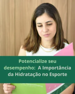 A Importância da Hidratação no Esporte: Como Ela Impacta Sua Saúde e Performance A hidratação adequada é fundamental para quem pratica atividades físicas, pois influencia diretamente na saúde e no desempenho. A água é essencial para várias funções no corpo, mesmo não fornecendo calorias, como: Manutenção da estrutura das células e tecidos. Transporte de nutrientes e oxigênio. Suporte aos processos digestivos e excretores. Quando o corpo não recebe a hidratação necessária, pode haver impactos negativos no desempenho durante o exercício. Por isso, é importante estar atento à ingestão de líquidos antes de sentir sede. Como a Desidratação Afeta o Corpo A desidratação pode afetar a saúde e o rendimento físico de diferentes maneiras, dependendo da quantidade de líquidos perdidos. Aqui estão alguns sinais: 1% de perda de líquidos: Começo da sede e leve queda na capacidade de realizar atividades físicas. 2% de perda de líquidos: Sede intensa, desconforto e cansaço excessivo. 3% de perda de líquidos: Boca seca e redução na diurese. 4% de perda de líquidos: Desempenho pode ser comprometido de forma significativa. 7% ou mais de perda de líquidos: O risco para a saúde aumenta consideravelmente. Sentir sede é um sinal de que o corpo já começou a se desidratar. A hidratação deve ser feita de forma preventiva, para evitar esses sintomas. Água ou Bebidas com Eletrólitos? A escolha entre água ou bebidas com eletrólitos depende do tempo e da intensidade do exercício: Atividades de até 1 hora: A água pura é suficiente. Exercícios de mais de 1 hora: Bebidas com eletrólitos, como sódio, são recomendadas, especialmente em ambientes quentes. Exercícios superiores a 2 horas: A reposição de eletrólitos e carboidratos é importante para manter o desempenho e evitar a fadiga. Como Repor Líquidos Após o Exercício Após o exercício, é recomendada a reposição de líquidos com base no peso perdido: Exemplo: Se você perdeu 1 kg durante a atividade, ingira 1,5 litros de líquidos. Prevenção: Beba água ao longo do dia e use bebidas esportivas para atividades prolongadas. Conclusão: Mantenha-se Hidratado para Melhorar sua Performance A hidratação adequada é um dos pilares para a boa saúde e um bom desempenho físico. Conhecer as suas necessidades individuais e ajustar a ingestão de líquidos de acordo com a intensidade e duração do exercício é essencial para otimizar os resultados. Agende uma consulta para entender como personalizar sua hidratação e melhorar sua performance física com a nutrição certa! Danielle Napolitano Nutricionista Esportiva e Funcional Consultório em Guarulhos - Vila Galvão 📞 Telefone: (11) 9 7395-5936 📧 E-mail: danielle.snapolitano@gmail.com 📍 Endereço: Avenida Sete de Setembro, 1465 - Sala 66, Vila Galvão, Guarulhos Siga nas redes sociais para mais dicas sobre nutrição e saúde: • Instagram: @nutridaniellenapolitano • Facebook: nutridaniellenapolitano • YouTube: Danielle Napolitano Nutricionista