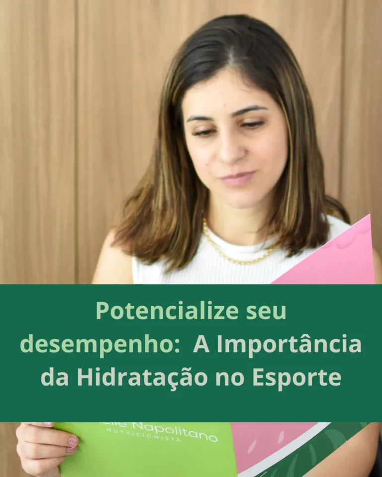 A Importância da Hidratação no Esporte: Como Ela Impacta Sua Saúde e Performance A hidratação adequada é fundamental para quem pratica atividades físicas, pois influencia diretamente na saúde e no desempenho. A água é essencial para várias funções no corpo, mesmo não fornecendo calorias, como: Manutenção da estrutura das células e tecidos. Transporte de nutrientes e oxigênio. Suporte aos processos digestivos e excretores. Quando o corpo não recebe a hidratação necessária, pode haver impactos negativos no desempenho durante o exercício. Por isso, é importante estar atento à ingestão de líquidos antes de sentir sede. Como a Desidratação Afeta o Corpo A desidratação pode afetar a saúde e o rendimento físico de diferentes maneiras, dependendo da quantidade de líquidos perdidos. Aqui estão alguns sinais: 1% de perda de líquidos: Começo da sede e leve queda na capacidade de realizar atividades físicas. 2% de perda de líquidos: Sede intensa, desconforto e cansaço excessivo. 3% de perda de líquidos: Boca seca e redução na diurese. 4% de perda de líquidos: Desempenho pode ser comprometido de forma significativa. 7% ou mais de perda de líquidos: O risco para a saúde aumenta consideravelmente. Sentir sede é um sinal de que o corpo já começou a se desidratar. A hidratação deve ser feita de forma preventiva, para evitar esses sintomas. Água ou Bebidas com Eletrólitos? A escolha entre água ou bebidas com eletrólitos depende do tempo e da intensidade do exercício: Atividades de até 1 hora: A água pura é suficiente. Exercícios de mais de 1 hora: Bebidas com eletrólitos, como sódio, são recomendadas, especialmente em ambientes quentes. Exercícios superiores a 2 horas: A reposição de eletrólitos e carboidratos é importante para manter o desempenho e evitar a fadiga. Como Repor Líquidos Após o Exercício Após o exercício, é recomendada a reposição de líquidos com base no peso perdido: Exemplo: Se você perdeu 1 kg durante a atividade, ingira 1,5 litros de líquidos. Prevenção: Beba água ao longo do dia e use bebidas esportivas para atividades prolongadas. Conclusão: Mantenha-se Hidratado para Melhorar sua Performance A hidratação adequada é um dos pilares para a boa saúde e um bom desempenho físico. Conhecer as suas necessidades individuais e ajustar a ingestão de líquidos de acordo com a intensidade e duração do exercício é essencial para otimizar os resultados. Agende uma consulta para entender como personalizar sua hidratação e melhorar sua performance física com a nutrição certa! Danielle Napolitano Nutricionista Esportiva e Funcional Consultório em Guarulhos - Vila Galvão 📞 Telefone: (11) 9 7395-5936 📧 E-mail: danielle.snapolitano@gmail.com 📍 Endereço: Avenida Sete de Setembro, 1465 - Sala 66, Vila Galvão, Guarulhos Siga nas redes sociais para mais dicas sobre nutrição e saúde: • Instagram: @nutridaniellenapolitano • Facebook: nutridaniellenapolitano • YouTube: Danielle Napolitano Nutricionista