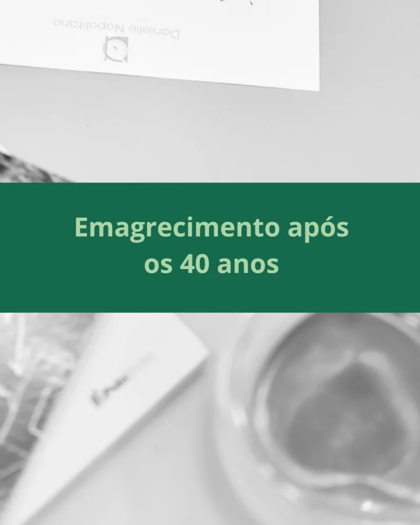 Passar dos 40 anos traz mudanças significativas no corpo da mulher, especialmente no metabolismo e na distribuição de gordura. Se você está lutando contra a balança, percebe que os métodos antigos já não funcionam e sente que ganhar músculos está mais difícil, saiba que isso tem explicação – e, principalmente, tem solução!
Neste guia, você vai entender:
✔ Por que emagrecer depois dos 40 é mais desafiador (hormônios, metabolismo e estilo de vida).
✔ Onde a gordura se acumula e por que ela é mais perigosa (riscos da gordura visceral).
✔ Estratégias comprovadas para acelerar o metabolismo, reduzir inflamação e conquistar um corpo mais saudável.
Por Que o Corpo Muda Após os 40?
Antes mesmo da menopausa, a perimenopausa (fase de transição hormonal) começa a alterar o equilíbrio do corpo:
🔻 Queda de estrogênio e progesterona → mais gordura abdominal.
🔻 Redução de testosterona → menos massa muscular e metabolismo lento.
🔻 Aumento do cortisol (hormônio do estresse) → mais acúmulo de gordura e dificuldade para dormir.
Resultado? A gordura que antes ia para os quadris e coxas migra para a barriga, tornando-se mais profunda e inflamatória. Além disso, a tireoide pode ficar mais lenta, e as células queimam menos energia.
Como Emagrecer de Forma Eficaz Após os 40?
Não adianta fazer dietas radicais ou exagerar no cardio. O segredo está em estratégias inteligentes e personalizadas:
✅ Alimentação Anti-Inflamatória
Dieta mediterrânea (peixes, azeite, castanhas, vegetais coloridos).
Fitoestrógenos (linhaça, gergelim) para equilibrar hormônios.
Evitar açúcar e alimentos ultraprocessados.
✅ Treino Focado
Musculação e Pilates (preservam músculos e aceleram metabolismo).
Cardio moderado (caminhadas rápidas, sem exageros que aumentem o cortisol).
✅ Controle do Estresse e Sono
Dormir bem regula cortisol e grelina (hormônio da fome).
Meditação e respiração ajudam a reduzir ansiedade e compulsão alimentar.
✅ Suplementação Estratégica (Com Acompanhamento)
Vitamina D, magnésio e ômega-3 são aliados poderosos.
Conclusão: Você Pode (e Deve!) Ter Resultados!
Cada mulher é única, e o que funciona para uma pode não ser ideal para outra. Por isso, o acompanhamento nutricional personalizado é essencial para ajustar dieta, suplementos e estilo de vida ao seu corpo e rotina.
💡 Quer emagrecer com saúde depois dos 40?
📅 Agende sua consulta presencial (Guarulhos - Vila Galvão) ou online!
👉 Nutricionista Danielle Napolitano
📞 CRN-3: 41438
📍 Atendimento em Guarulhos e Online
Transforme seu corpo e sinta-se melhor do que nunca – mesmo após os 40!