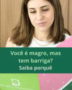 Por que pessoas magras podem ter barriga saliente? Você já viu alguém com o corpo magro, braços e pernas finos, mas com a região da barriga mais proeminente? Esse tipo de distribuição corporal é mais comum do que parece — e pode estar ligado a fatores que vão além da alimentação ou do peso corporal. Nem sempre é só sobre calorias A gordura abdominal, especialmente a visceral (que se acumula entre os órgãos), pode ser mais resistente mesmo quando a pessoa segue uma alimentação equilibrada. Isso significa que apenas reduzir calorias nem sempre é o suficiente para diminuir esse volume na barriga. Pode ser flacidez, não gordura Em alguns casos, o que dá a impressão de barriga maior é a flacidez da região abdominal, e não necessariamente o acúmulo de gordura. Isso pode acontecer após gestação, perda de peso rápida ou baixa massa muscular. Nesse cenário, exercícios de força ajudam bastante a melhorar o tônus e a firmeza. O papel da sensibilidade à insulina Pessoas magras com gordura localizada na barriga também podem apresentar sinais de resistência à insulina, uma condição metabólica que favorece o acúmulo de gordura abdominal. Nesses casos, o foco costuma estar na qualidade da alimentação (com menor carga glicêmica) e na prática regular de atividade física, especialmente treinos de força. O que pode ajudar Priorizar alimentos com menor impacto glicêmico Praticar exercícios de força com regularidade Acompanhar indicadores metabólicos, como glicemia, insulina e colesterol Esse tipo de gordura costuma mudar devagar, então é essencial manter a constância e olhar para a saúde de forma ampla e equilibrada. Atendimento nutricional presencial em Guarulhos/SP Danielle Napolitano – Nutricionista Clínica Funcional e Esportiva | CRN-3: 41438 Este conteúdo é informativo e não substitui a orientação individualizada com um profissional da saúde.