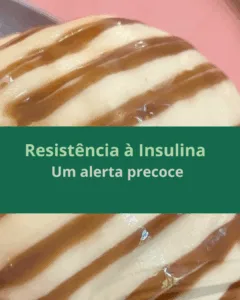 Resistência à insulina: entenda esse desequilíbrio que pode afetar sua saúde e seu peso Você sabia que é possível estar com os níveis de glicose normais e, mesmo assim, já estar desenvolvendo resistência à insulina? Essa condição é silenciosa, comum e muitas vezes ignorada, mas está por trás de diversos sinais do corpo — como dificuldade para emagrecer, cansaço frequente e vontade incontrolável por doces. A resistência à insulina acontece quando as células não respondem adequadamente ao hormônio insulina, que é responsável por colocar o açúcar do sangue para dentro das células e transformá-lo em energia. Quando isso não funciona bem, o corpo precisa produzir ainda mais insulina para tentar compensar, e esse excesso acaba gerando desequilíbrios que favorecem o ganho de peso, o aumento de gordura abdominal e, com o tempo, o desenvolvimento do diabetes tipo 2. Como saber se isso está acontecendo com você? Alguns sinais podem ser observados no dia a dia: Fome constante, mesmo após comer Vontade exagerada por doces e carboidratos Barriga dura ou mais inchada Dificuldade para perder peso, mesmo com dieta Cansaço e sonolência depois das refeições Se você tem algum desses sintomas, é importante investigar. Exames como insulina de jejum, HOMA-IR e a medição da circunferência abdominal ajudam a avaliar como seu corpo está lidando com a insulina. E quanto mais cedo for detectado, melhor. Por que isso acontece? Estilo de vida sedentário, alimentação rica em industrializados, noites mal dormidas e excesso de estresse são grandes gatilhos. E o pior: bastam poucos dias com hábitos ruins para o organismo começar a reagir mal à insulina, mesmo em pessoas jovens e aparentemente saudáveis. A boa notícia? Com mudanças simples e consistentes, é possível reverter esse quadro e evitar complicações. Priorizar alimentos naturais, se movimentar todos os dias, dormir bem e controlar o estresse são pilares importantes para equilibrar os hormônios e melhorar a sensibilidade à insulina. Um acompanhamento nutricional individualizado pode fazer toda a diferença nesse processo. Com orientação profissional, fica mais fácil organizar sua rotina alimentar, escolher os alimentos certos e manter a motivação ao longo do tempo. Não espere os exames alterarem para cuidar da sua saúde. Prevenir é sempre o melhor caminho. Se você sente que algo no seu corpo não está indo bem, marque uma consulta. Atendimento online em todo o Brasil Presencial em Guarulhos com bioimpedância inclusa Envie uma mensagem e vamos conversar! Danielle Napolitano – Nutricionista Clínica Funcional e Esportiva | CRN 3 – 41438