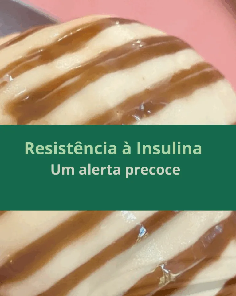 Resistência à insulina: entenda esse desequilíbrio que pode afetar sua saúde e seu peso Você sabia que é possível estar com os níveis de glicose normais e, mesmo assim, já estar desenvolvendo resistência à insulina? Essa condição é silenciosa, comum e muitas vezes ignorada, mas está por trás de diversos sinais do corpo — como dificuldade para emagrecer, cansaço frequente e vontade incontrolável por doces. A resistência à insulina acontece quando as células não respondem adequadamente ao hormônio insulina, que é responsável por colocar o açúcar do sangue para dentro das células e transformá-lo em energia. Quando isso não funciona bem, o corpo precisa produzir ainda mais insulina para tentar compensar, e esse excesso acaba gerando desequilíbrios que favorecem o ganho de peso, o aumento de gordura abdominal e, com o tempo, o desenvolvimento do diabetes tipo 2. Como saber se isso está acontecendo com você? Alguns sinais podem ser observados no dia a dia: Fome constante, mesmo após comer Vontade exagerada por doces e carboidratos Barriga dura ou mais inchada Dificuldade para perder peso, mesmo com dieta Cansaço e sonolência depois das refeições Se você tem algum desses sintomas, é importante investigar. Exames como insulina de jejum, HOMA-IR e a medição da circunferência abdominal ajudam a avaliar como seu corpo está lidando com a insulina. E quanto mais cedo for detectado, melhor. Por que isso acontece? Estilo de vida sedentário, alimentação rica em industrializados, noites mal dormidas e excesso de estresse são grandes gatilhos. E o pior: bastam poucos dias com hábitos ruins para o organismo começar a reagir mal à insulina, mesmo em pessoas jovens e aparentemente saudáveis. A boa notícia? Com mudanças simples e consistentes, é possível reverter esse quadro e evitar complicações. Priorizar alimentos naturais, se movimentar todos os dias, dormir bem e controlar o estresse são pilares importantes para equilibrar os hormônios e melhorar a sensibilidade à insulina. Um acompanhamento nutricional individualizado pode fazer toda a diferença nesse processo. Com orientação profissional, fica mais fácil organizar sua rotina alimentar, escolher os alimentos certos e manter a motivação ao longo do tempo. Não espere os exames alterarem para cuidar da sua saúde. Prevenir é sempre o melhor caminho. Se você sente que algo no seu corpo não está indo bem, marque uma consulta. Atendimento online em todo o Brasil Presencial em Guarulhos com bioimpedância inclusa Envie uma mensagem e vamos conversar! Danielle Napolitano – Nutricionista Clínica Funcional e Esportiva | CRN 3 – 41438