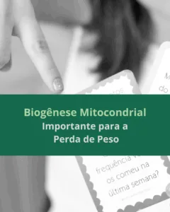 Biogênese Mitocondrial: Como Melhorar Seu Metabolismo e Acelerar a Queima de Gordura Você já se perguntou como seu corpo produz energia e como isso se relaciona com a queima de gordura e o emagrecimento? A resposta está na biogênese mitocondrial, um processo essencial para quem busca melhorar o metabolismo, a disposição e conquistar uma composição corporal mais saudável. O que é biogênese mitocondrial? A biogênese mitocondrial é o mecanismo que permite ao corpo gerar novas mitocôndrias — estruturas presentes nas células responsáveis por transformar os alimentos em energia. Elas são conhecidas como as usinas de energia do organismo. Quando esse processo está ativo, seu corpo se torna mais eficiente em utilizar nutrientes, especialmente gordura, para produzir energia (ATP). Isso impacta diretamente na aceleração do metabolismo, na queima de gordura e na melhora da disposição física e mental. Manter a biogênese mitocondrial funcionando de forma adequada é fundamental não apenas para quem busca emagrecer, mas também para quem deseja ter mais vitalidade, saúde metabólica e qualidade de vida. Por que estimular a biogênese mitocondrial ajuda no emagrecimento? Estimular a formação de novas mitocôndrias traz benefícios diretos para o metabolismo e para o controle do peso. Quando há um aumento na quantidade e na eficiência das mitocôndrias, o corpo passa a: Queimar mais gordura como fonte de energia Produzir energia de forma mais eficiente Aumentar a disposição e o rendimento físico Reduzir o acúmulo de gordura corporal Melhorar o funcionamento metabólico como um todo Por isso, a biogênese mitocondrial é uma estratégia natural e poderosa para quem busca emagrecimento saudável e sustentável. Como estimular a biogênese mitocondrial? Algumas mudanças no estilo de vida podem ativar esse processo de forma natural e eficaz. Veja as principais estratégias: 1. Praticar exercícios físicos com regularidade Atividades aeróbicas, como caminhada, corrida, natação ou ciclismo, estimulam o aumento das mitocôndrias. Exercícios de força, quando combinados, também potencializam os resultados. 2. Apostar no treino intervalado de alta intensidade (HIIT) O HIIT é uma das práticas mais eficientes para promover a biogênese mitocondrial. Ele combina períodos curtos de esforço máximo com intervalos de descanso, gerando adaptações celulares que aumentam a produção de energia. 3. Adotar uma leve restrição calórica, quando indicada Reduzir de forma planejada a ingestão calórica ou utilizar estratégias como o jejum intermitente (sempre com acompanhamento profissional) ativa mecanismos que favorecem o aumento das mitocôndrias e a otimização do metabolismo. 4. Priorizar uma alimentação rica em antioxidantes Nutrientes antioxidantes protegem as mitocôndrias já existentes e contribuem para a formação de novas. Inclua na rotina alimentos como frutas vermelhas, vegetais verdes escuros, chá verde, café (com moderação) e azeite de oliva. 5. Utilizar suplementação estratégica, quando necessário Compostos como coenzima Q10 e resveratrol, encontrados naturalmente em alimentos como uvas e vinho tinto, podem auxiliar na função mitocondrial. No entanto, o uso de suplementos deve ser sempre orientado por um nutricionista ou profissional de saúde. Conclusão A biogênese mitocondrial é uma aliada fundamental no processo de emagrecimento, na melhora da saúde metabólica e no aumento da disposição. Estimular esse processo por meio de hábitos saudáveis, alimentação balanceada, prática de exercícios e acompanhamento nutricional pode transformar a sua saúde de dentro para fora. Se você busca uma abordagem nutricional personalizada, focada em melhorar seu metabolismo, otimizar a queima de gordura e promover saúde de forma integral, eu posso te ajudar. Atendimentos presenciais em Guarulhos e online para todo o Brasil. Danielle Napolitano – Nutricionista | CRN 3 – 41438
