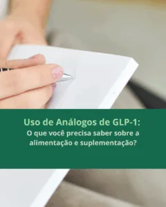 Redução do Apetite e Ingestão Alimentar: Por que o Acompanhamento Nutricional é Essencial? Medicamentos que atuam sobre os mecanismos do apetite e do esvaziamento gástrico têm sido cada vez mais utilizados em estratégias de controle de peso, compulsão alimentar, diabetes tipo 2 e resistência à insulina. Apesar dos benefícios clínicos, é fundamental entender que a redução significativa da ingestão alimentar pode gerar desequilíbrios nutricionais importantes. Muito além da balança: cuidado com o metabolismo Com a menor ingestão calórica e de nutrientes, o organismo pode apresentar alterações metabólicas e deficiências nutricionais, mesmo quando o peso corporal está diminuindo. Por isso, o acompanhamento nutricional individualizado é fundamental para garantir uma perda de peso saudável e segura. Além da análise alimentar, a avaliação clínica deve ser complementada por exames laboratoriais que ajudem a monitorar parâmetros como: Função da tireoide Glicemia de jejum e hemoglobina glicada Ferritina Vitaminas B12 e D Perfil lipídico Enzimas hepáticas Suplementação personalizada: quando e por que usar Com base nesses exames e na rotina alimentar, a suplementação pode ser indicada de forma individualizada. Os recursos mais utilizados incluem: Multivitamínicos com boa biodisponibilidade Suplementos proteicos, especialmente quando a ingestão de proteínas está baixa Vitaminas e minerais isolados para corrigir carências específicas Suplementos voltados à saúde digestiva e intestinal, quando necessário A importância da mastigação e da escolha alimentar Além do que se come, é preciso observar como se come. Mastigar bem os alimentos é essencial para uma digestão adequada. Quando a mastigação é insuficiente, o alimento chega ao estômago em pedaços grandes, o que pode intensificar desconfortos como refluxo, estufamento e gases — especialmente em quem já apresenta um esvaziamento gástrico mais lento. Também é recomendado evitar alimentos muito gordurosos ou condimentados, bem como períodos prolongados em jejum. Uma alimentação colorida, variada e equilibrada é fundamental para manter o fornecimento de nutrientes mesmo com menor volume de comida. E quando o tratamento for finalizado? Ao encerrar o uso do medicamento, o corpo pode passar por um período de readaptação. A modulação do apetite por meio da alimentação e, quando necessário, do uso de suplementos naturais, pode ser uma estratégia eficiente para manter os resultados alcançados com mais equilíbrio e consciência. Se você está nesse processo ou se preparando para iniciar, saiba que o acompanhamento com um nutricionista pode fazer toda a diferença na sua saúde, energia e bem-estar. Sou Danielle Napolitano, nutricionista clínica funcional e esportiva com atendimento presencial em Guarulhos/SP. Ofereço um Programa de Acompanhamento Nutricional para perda de peso com foco em equilíbrio, leveza e cuidado individualizado. Agende sua consulta e venha conhecer uma nutrição mais humana, baseada na ciência e no respeito à sua história. Danielle Napolitano Nutricionista Clínica Funcional e Esportiva – CRN-3: 41438 Guarulhos/SP Este conteúdo é informativo e não substitui uma avaliação profissional individualizada. Resultados podem variar conforme as características de cada pessoa.