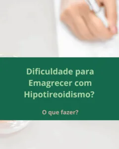 Se você tem hipotireoidismo e sente que, mesmo com todos os seus esforços, o emagrecimento não acontece, saiba que isso tem explicação — e também tem solução. Quando a tireoide está funcionando abaixo do ideal, o metabolismo desacelera. Isso significa que o corpo passa a gastar menos energia, mesmo em repouso. Em muitos casos, a pessoa tem uma taxa metabólica muito baixa, o que dificulta ainda mais o emagrecimento. O primeiro passo é garantir que a função da tireoide esteja controlada. Isso envolve acompanhamento médico e o uso correto da medicação. É comum que, após os exames melhorarem, algumas pessoas relaxem nos cuidados, o que pode levar a novas oscilações hormonais. Além do controle medicamentoso, é fundamental verificar se há carência de nutrientes que impactam diretamente a saúde da tireoide, como: Ferro (avaliado pela ferritina) Zinco Selênio Vitamina C Vitamina D Vitamina B12 Magnésio Manter uma alimentação equilibrada, com foco na densidade nutricional, ajuda a manter o metabolismo ativo. Também é essencial: Dormir bem Controlar o estresse Praticar atividade física, especialmente musculação Evitar dietas muito restritivas, que podem reduzir ainda mais a produção do hormônio T3 Quando a taxa metabólica está muito baixa, o foco inicial não deve ser o emagrecimento, e sim recuperar o metabolismo. Isso é feito com uma abordagem nutricional que inclui: Aumento gradual das calorias da dieta, para estimular o corpo a gastar mais energia Prioridade para boas fontes de proteína, entre 1,6 e 2,4g por quilo de peso Inclusão de legumes e verduras para dar volume às refeições sem excesso de calorias Carboidratos com baixo índice glicêmico, de boa qualidade Fracionamento das refeições, o que ajuda no controle da insulina e melhora a resposta metabólica Com a prática regular de exercícios e a construção de massa muscular, o metabolismo volta a acelerar. Depois que essa base está bem estruturada, é possível iniciar uma estratégia de emagrecimento com mais segurança e resultados duradouros. Se você está enfrentando essa dificuldade, com hipotireoidismo e ganho de peso, meu trabalho pode te ajudar a reverter esse quadro de forma cuidadosa e individualizada. Atendo presencialmente em Guarulhos e também em formato online para todo o Brasil.