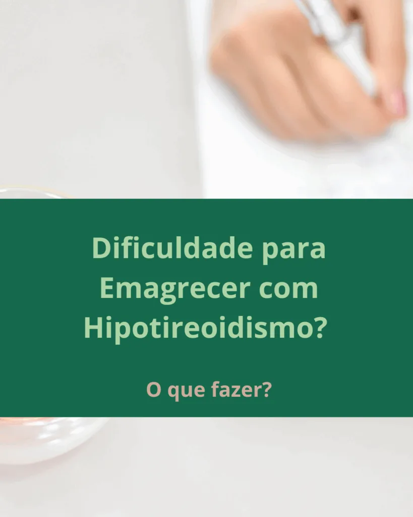 Se você tem hipotireoidismo e sente que, mesmo com todos os seus esforços, o emagrecimento não acontece, saiba que isso tem explicação — e também tem solução.

Quando a tireoide está funcionando abaixo do ideal, o metabolismo desacelera. Isso significa que o corpo passa a gastar menos energia, mesmo em repouso. Em muitos casos, a pessoa tem uma taxa metabólica muito baixa, o que dificulta ainda mais o emagrecimento.

O primeiro passo é garantir que a função da tireoide esteja controlada. Isso envolve acompanhamento médico e o uso correto da medicação. É comum que, após os exames melhorarem, algumas pessoas relaxem nos cuidados, o que pode levar a novas oscilações hormonais.

Além do controle medicamentoso, é fundamental verificar se há carência de nutrientes que impactam diretamente a saúde da tireoide, como:

Ferro (avaliado pela ferritina)

Zinco

Selênio

Vitamina C

Vitamina D

Vitamina B12

Magnésio

Manter uma alimentação equilibrada, com foco na densidade nutricional, ajuda a manter o metabolismo ativo. Também é essencial:

Dormir bem

Controlar o estresse

Praticar atividade física, especialmente musculação

Evitar dietas muito restritivas, que podem reduzir ainda mais a produção do hormônio T3

Quando a taxa metabólica está muito baixa, o foco inicial não deve ser o emagrecimento, e sim recuperar o metabolismo. Isso é feito com uma abordagem nutricional que inclui:

Aumento gradual das calorias da dieta, para estimular o corpo a gastar mais energia

Prioridade para boas fontes de proteína, entre 1,6 e 2,4g por quilo de peso

Inclusão de legumes e verduras para dar volume às refeições sem excesso de calorias

Carboidratos com baixo índice glicêmico, de boa qualidade

Fracionamento das refeições, o que ajuda no controle da insulina e melhora a resposta metabólica

Com a prática regular de exercícios e a construção de massa muscular, o metabolismo volta a acelerar. Depois que essa base está bem estruturada, é possível iniciar uma estratégia de emagrecimento com mais segurança e resultados duradouros.

Se você está enfrentando essa dificuldade, com hipotireoidismo e ganho de peso, meu trabalho pode te ajudar a reverter esse quadro de forma cuidadosa e individualizada.

Atendo presencialmente em Guarulhos e também em formato online para todo o Brasil.