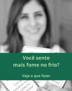 Comer com Aconchego: Como Cuidar da Alimentação nos Dias Frios Bateu aquele friozinho? Logo vem junto a vontade de um café com bolo, um pão quentinho ou até um chocolate quente reconfortante. É comum que, em dias mais gelados, sintamos mais fome e mais desejo por alimentos calóricos e afetivos. Mas será que isso tem explicação? E como lidar com essas vontades sem atrapalhar a saúde ou os objetivos com o corpo? Frio e apetite: o que acontece no nosso corpo? Quando as temperaturas caem, nosso corpo precisa produzir mais calor para manter a temperatura interna estável. Esse processo exige energia e pode aumentar discretamente o gasto calórico diário. Com isso, o corpo pode sinalizar que precisa de mais comida — principalmente alimentos densos e quentes, que dão a sensação de conforto. Além disso, há uma questão emocional: muitas comidas típicas de dias frios estão ligadas a lembranças afetivas, e isso influencia diretamente nossas escolhas. O problema não está no alimento, mas no excesso A alimentação afetiva não precisa ser vista como vilã. O que pode atrapalhar são os exageros ou o consumo frequente de alimentos ultraprocessados, pobres em nutrientes e ricos em açúcar e gorduras ruins. No inverno, também é comum reduzir o consumo de frutas e vegetais frescos, o que pode prejudicar o sistema imunológico — justamente quando aumentam os casos de gripes, resfriados e alergias. E tem mais um detalhe: a sede costuma diminuir no frio, mas isso não significa que precisamos de menos água. A desidratação também pode impactar na disposição e até na imunidade. Como equilibrar? A chave está no equilíbrio e na intenção das escolhas. Veja algumas sugestões para comer bem e com afeto ao mesmo tempo: Substitua doces prontos por frutas assadas com canela; Prepare sopas com legumes variados e uma fonte de proteína (ovo, frango desfiado, lentilha); Aposte em chás quentinhos sem açúcar, que também ajudam na hidratação; Se quiser um bolo, opte por receitas caseiras com ingredientes integrais; Deixe os legumes e as folhas mais atrativos: refogue com temperos naturais ou leve ao forno com azeite. Uma alimentação gostosa também pode ser saudável Cuidar da alimentação nos dias frios não precisa ser sinônimo de restrição. É possível manter o prazer nas refeições e, ao mesmo tempo, proteger sua saúde e manter o foco nos seus objetivos — seja emagrecimento, ganho de massa muscular ou mais disposição no dia a dia. Se você sente dificuldade de manter uma rotina alimentar nos dias mais frios, eu posso te ajudar com um plano alimentar realista, gostoso e adaptado à sua rotina.