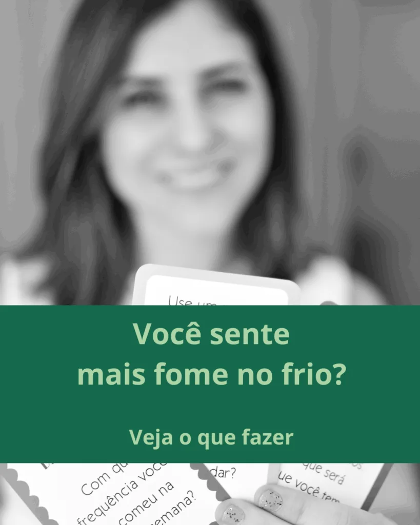 Comer com Aconchego: Como Cuidar da Alimentação nos Dias Frios
Bateu aquele friozinho? Logo vem junto a vontade de um café com bolo, um pão quentinho ou até um chocolate quente reconfortante. É comum que, em dias mais gelados, sintamos mais fome e mais desejo por alimentos calóricos e afetivos.

Mas será que isso tem explicação? E como lidar com essas vontades sem atrapalhar a saúde ou os objetivos com o corpo?

Frio e apetite: o que acontece no nosso corpo?
Quando as temperaturas caem, nosso corpo precisa produzir mais calor para manter a temperatura interna estável. Esse processo exige energia e pode aumentar discretamente o gasto calórico diário. Com isso, o corpo pode sinalizar que precisa de mais comida — principalmente alimentos densos e quentes, que dão a sensação de conforto.

Além disso, há uma questão emocional: muitas comidas típicas de dias frios estão ligadas a lembranças afetivas, e isso influencia diretamente nossas escolhas.

O problema não está no alimento, mas no excesso
A alimentação afetiva não precisa ser vista como vilã. O que pode atrapalhar são os exageros ou o consumo frequente de alimentos ultraprocessados, pobres em nutrientes e ricos em açúcar e gorduras ruins.

No inverno, também é comum reduzir o consumo de frutas e vegetais frescos, o que pode prejudicar o sistema imunológico — justamente quando aumentam os casos de gripes, resfriados e alergias.

E tem mais um detalhe: a sede costuma diminuir no frio, mas isso não significa que precisamos de menos água. A desidratação também pode impactar na disposição e até na imunidade.

Como equilibrar?
A chave está no equilíbrio e na intenção das escolhas. Veja algumas sugestões para comer bem e com afeto ao mesmo tempo:

Substitua doces prontos por frutas assadas com canela;

Prepare sopas com legumes variados e uma fonte de proteína (ovo, frango desfiado, lentilha);

Aposte em chás quentinhos sem açúcar, que também ajudam na hidratação;

Se quiser um bolo, opte por receitas caseiras com ingredientes integrais;

Deixe os legumes e as folhas mais atrativos: refogue com temperos naturais ou leve ao forno com azeite.

Uma alimentação gostosa também pode ser saudável
Cuidar da alimentação nos dias frios não precisa ser sinônimo de restrição. É possível manter o prazer nas refeições e, ao mesmo tempo, proteger sua saúde e manter o foco nos seus objetivos — seja emagrecimento, ganho de massa muscular ou mais disposição no dia a dia.

Se você sente dificuldade de manter uma rotina alimentar nos dias mais frios, eu posso te ajudar com um plano alimentar realista, gostoso e adaptado à sua rotina.
Quer ajuda nos seus objetivos? Me chame.