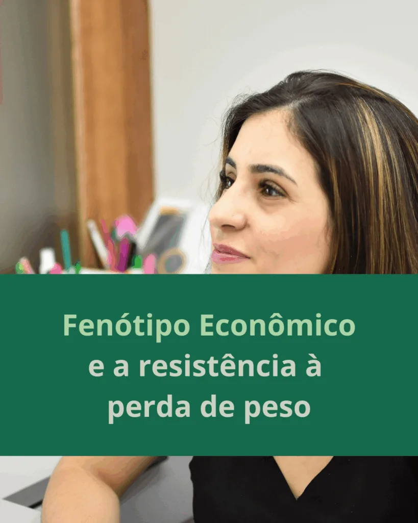 Quando o metabolismo trabalha contra: entenda o fenótipo poupador e por que algumas pessoas emagrecem mais devagar
Você já notou que algumas pessoas emagrecem com facilidade, enquanto outras seguem dietas com disciplina e, mesmo assim, quase não veem resultado na balança? Isso pode estar relacionado a uma característica metabólica chamada fenótipo econômico, também conhecido como fenótipo poupador.

Esse tipo de metabolismo torna o corpo mais eficiente em armazenar calorias e economizar energia, o que, por um lado, era vantajoso em tempos de escassez alimentar. Porém, nos dias de hoje, essa eficiência pode dificultar a perda de peso, mesmo diante de restrições calóricas e prática de atividade física.

Mas nem todo mundo possui esse perfil. O fenótipo econômico é mais comum em pessoas com histórico de efeito sanfona, platôs frequentes durante o emagrecimento ou dificuldade em perder gordura corporal mesmo com estratégias tradicionais.

Por que o fenótipo poupador impede a perda de peso?
Pessoas com esse perfil metabólico apresentam características como:

Queima calórica mais lenta, mesmo comendo menos;

Maior facilidade para ganhar peso em fases de superalimentação;

Tendência a estagnar rapidamente no emagrecimento, mesmo mantendo a dieta.

De acordo com estudos, esse grupo precisa de um déficit calórico maior para obter a mesma perda de peso que pessoas com metabolismo mais acelerado.

Como driblar o platô e ajudar o corpo a responder melhor?
Embora o processo seja mais desafiador, é possível ajustar a abordagem nutricional e favorecer a perda de peso de forma mais inteligente. Algumas estratégias eficazes incluem:

✅ 1. Manter uma restrição calórica leve e prolongada
Evite dietas muito restritivas. Um controle mais equilibrado e sustentado ajuda a manter o metabolismo funcionando e favorece a adesão.

✅ 2. Variar a ingestão calórica ao longo da semana
A periodização nutricional, com alternância de dias com mais e menos calorias, pode prevenir adaptações metabólicas que dificultam o emagrecimento.

✅ 3. Incluir jejum intermitente de forma segura
Essa estratégia pode melhorar a resposta hormonal e a sensibilidade à insulina, contribuindo para um melhor controle da fome e maior mobilização de gordura.

✅ 4. Estimular a queima de gordura através do tecido adiposo marrom
Esse tipo de gordura “boa” é metabolicamente ativo e ajuda a gastar energia. É possível ativá-lo com:

Exercícios físicos regulares (cardio, HIIT e musculação);

Exposição ao frio (banhos frios, por exemplo);

Consumo de alimentos e compostos termogênicos, como chá verde, polifenóis, flavonoides e resveratrol.

Conclusão: não é preguiça, é biologia
Se você sente que faz tudo certo e ainda assim não vê o resultado que esperava, não significa que seu esforço não vale a pena — apenas que seu corpo precisa de uma abordagem mais personalizada.

O fenótipo econômico exige mais estratégia, paciência e ajuste fino. Com orientação adequada e um plano alimentar compatível com suas necessidades metabólicas, é possível vencer o platô e emagrecer com mais leveza, constância e saúde.

Se você deseja um plano realmente pensado para o seu corpo e seu ritmo, conheça meu programa Emagreça com Leveza. Atendimentos online para todo o Brasil e presenciais em Guarulhos, com avaliação por bioimpedância Tanita incluída nas consultas presenciais.

